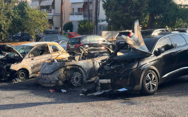 Θεσσαλονίκη: Συναγερμός στην Πυλαία για φωτιά σε σταθμευμένα αυτοκίνητα - Υλικές ζημιές σε τρία ΙΧ