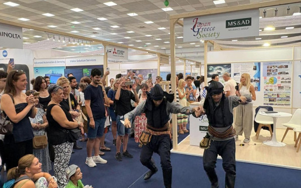 ΔΕΘ: Ιάπωνες μουσικοί και χορευτές ξεσήκωσαν τους επισκέπτες με ποντιακούς χορούς και λύρα (βίντεο)