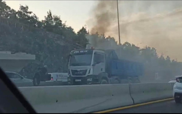 Θεσσαλονίκη: Φωτιά σε φορτηγό στον περιφερειακό - Πυκνοί καπνοί και μποτιλιάρισμα (βίντεο)