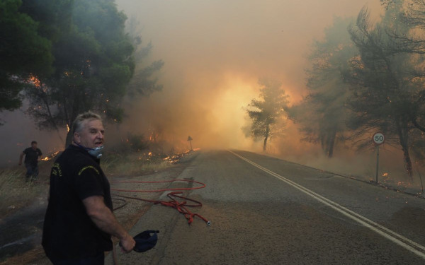 Εύβοια: Συνεχίζει να καίει η δασική πυρκαγιά στη Μακρυκάπα - Μήνυμα εκκένωσης από το 112 προς Ψαχνά