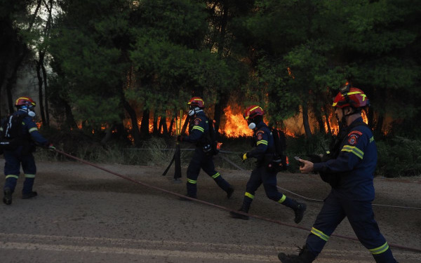 Σε κόκκινο συναγερμό αύριο, Τρίτη, για πυρκαγιές σε 5 περιοχές της χώρας