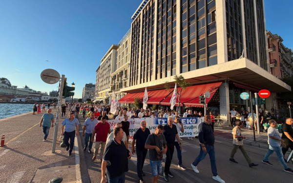 Σε εξέλιξη η πορεία της ΓΣΕΕ- ΕΚΘ: Στους δρόμους οι εργαζόμενοι της Θεσσαλονίκης
