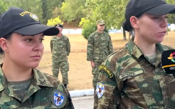 Ιστορική στιγμή για τον Ελληνικό Στρατό: Ορκίστηκαν οι πρώτες δύο γυναίκες Στρατονόμοι (βίντεο)