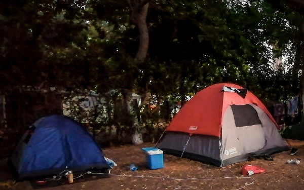 Χανιά: Νεοδιόριστη εκπαιδευτικός έμενε με την κόρη της σε σκηνή
