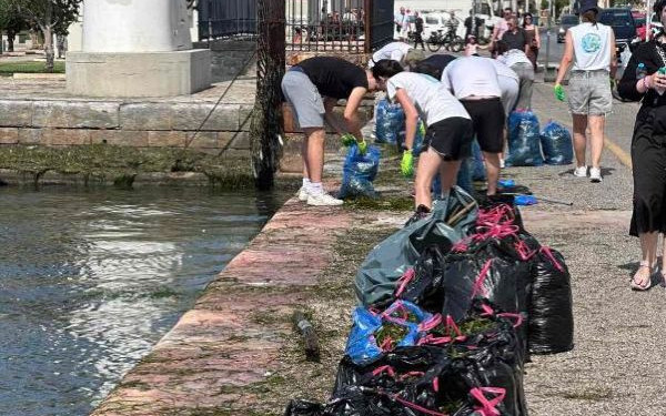 Θεσσαλονίκη: Εθελοντές μάζεψαν 366 κιλά σκουπίδια από τον Θερμαϊκό Κόλπο και 2 πατίνια