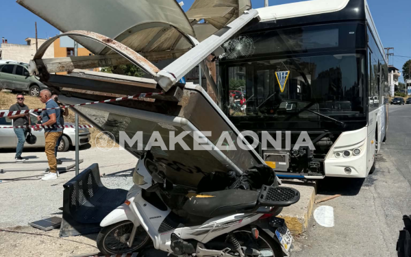 Θεσσαλονίκη: Αστικό λεωφορείο έπεσε σε στάση στην Νεάπολη- Τέσσερις τραυματίες, δύο γυναίκες σοβαρά - Δείτε βίντεο και φωτογραφίες