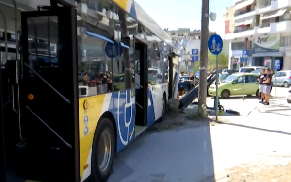 Θεσσαλονίκη - Πρόσκρουση λεωφορείου σε στάση: Ολοκληρώθηκε το χειρουργείο της 21χρονης πολυτραυματία