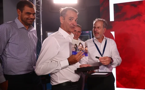 Η έκπληξη στην ΕΡΤ, τα γαλλικά της Ντόρας, η πρωινή ρετσίνα και η φωτό με το κοριτσάκι από τη Δράμα