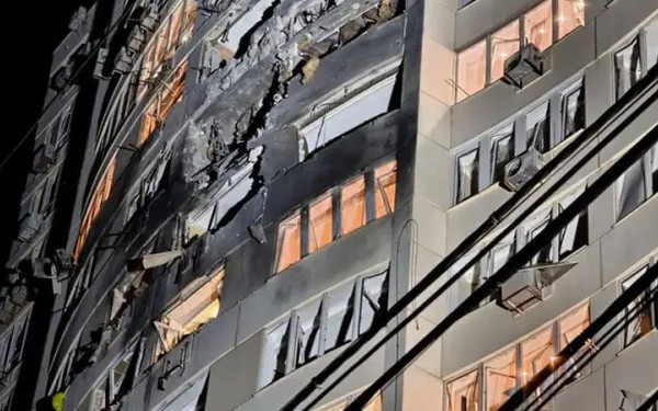 Ρωσικό σφυροκόπημα στην Οδησσό: 17 τραυματίες, ανάμεσά τους παιδιά, από χτύπημα σε πολυκατοικία