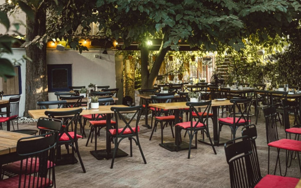 Πόρτα Ανοιχτή: Σε μια αυλή στη Σταυρούπολη, δε χρειάζεται να χτυπήσετε για να μπείτε, γιατί η πόρτα της μένει πάντα ανοιχτή!