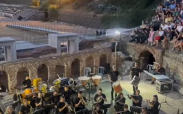 Θεσσαλονίκη: Η συναυλία κάτω από την Αυγουστιάτικη Πανσέληνο στο Ωδείο της Ρωμαϊκής Αγοράς