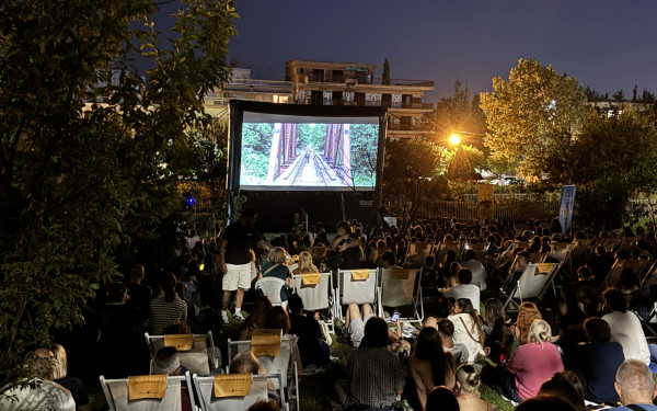 Ο αστικός αμπελώνας του Δήμου Θεσσαλονίκης μετατράπηκε σε υπαίθριος κινηματογράφος - Χιλιάδες άτομα στην προβολή