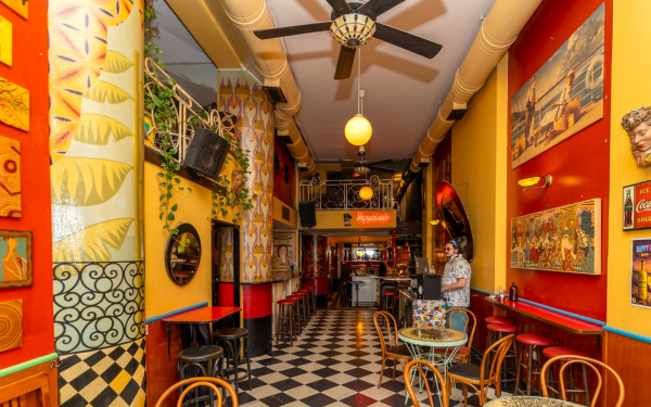 Θερμαϊκός Bar: Το θρυλικό στέκι της Θεσσαλονίκης που συνεχίζει να γράφει ιστορία