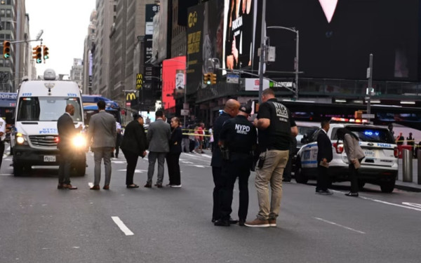 Μακελειό στην Times Square: Ψυχικά ασθενής μαχαίρωσε θανάσιμα γυναίκα και τραυμάτισε άνδρα προτού πέσει νεκρή από αστυνομικά πυρά