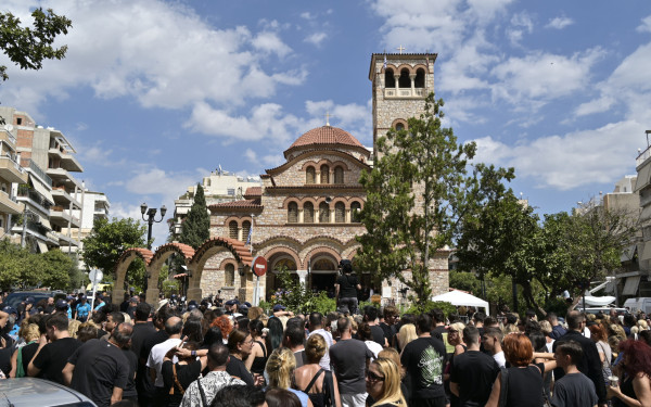 «Όσο ζω, ΜΑΖΩ» - Πάνδημο το τελευταίο χειροκρότημα στον Γιώργο Μαζωνάκη - Κοσμοσυρροή στην εξόδιο ακολουθία στη Νίκαια (βίντεο)