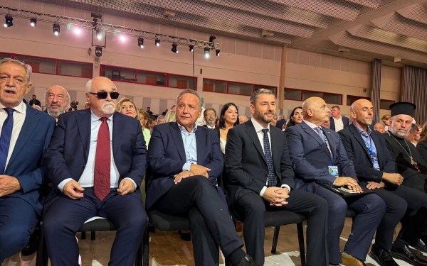 Όλα έτοιμα για την ομιλία Ανδρουλάκη στο «Βελλίδειο» - Δείτε φωτογραφίες