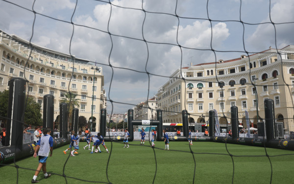 Η πλατεία Αριστοτέλους έγινε γήπεδο και τα παιδιά έπαιξαν μπάλα με τους «θρύλους» του 2004