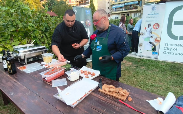Οινικοί... ελληνοϊταλικοί διάλογοι στη Θεσσαλονίκη: Μια γαστρονομική συνάντηση στον Αστικό Αμπελώνα (βίντεο)