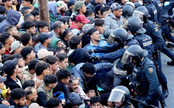Ένταση στη Θέουτα: Χιλιάδες μετανάστες στους δρόμους για να προλάβουν μια θέση σε νέο καταυλισμό (βίντεο)