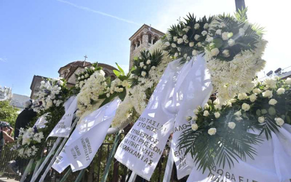 «Ώρες μικρές» στη Νίκαια: Με λουλούδια και δάκρυα ο κόσμος αποχαιρετά τον Γιώργο Μαζωνάκη (βίντεο)