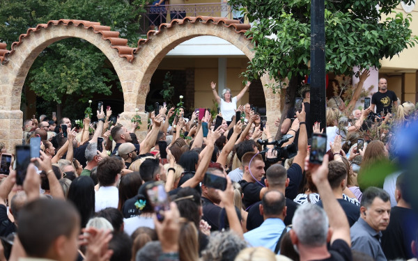 Κοσμοσυρροή στην παλιά του γειτονιά, για το τελευταίο αντίο στον Γιώργο Μαζωνάκη