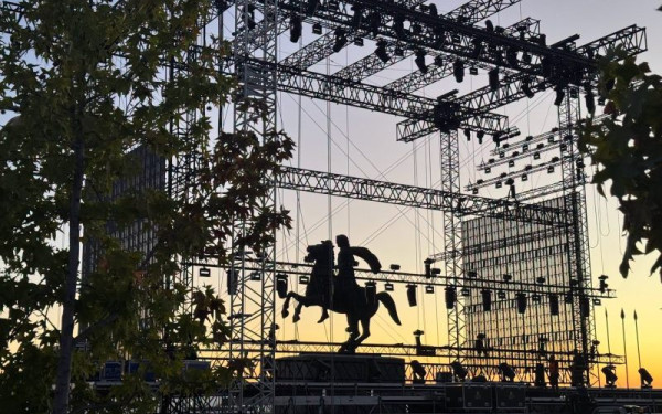 Θεσσαλονίκη: Στα «κάγκελα» η οικογένεια του γλύπτη του αγάλματος Μ. Αλεξάνδρου για τη συναυλία του Αντώνη Ρέμου - Εξετάζουν νομικές κινήσεις (βίντεο)
