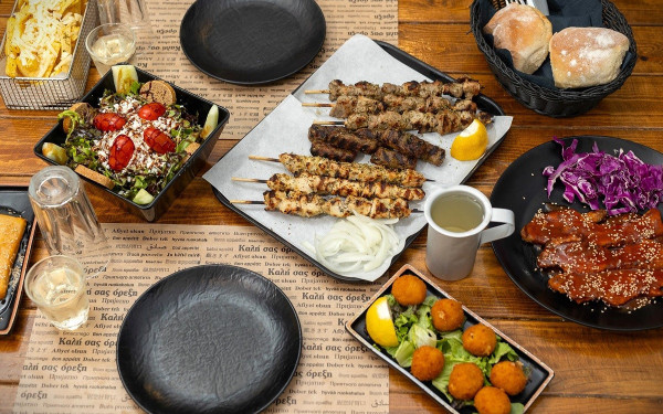 Mezedaki Bar: Το στέκι της Κάτω Τούμπας όπου η παρέα συναντά την αυθεντική γεύση