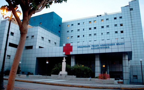 Βόλος: 19χρονος ξυλοκόπησε άγρια τον πατέρα του με παλούκι έξω από το Δημαρχείο
