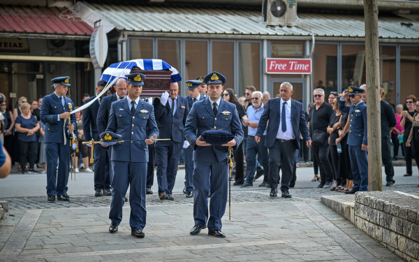 Το τελευταίο αντίο στον σμηναγό Δημήτρη Πέτρου