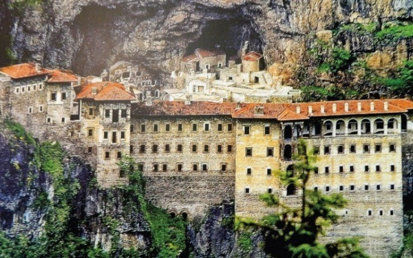 Παναγία Σουμελά: Ρεκόρ επισκεπτών και νέα «ανοίγματα» για Βαζελώνα και Περιστερεώτα