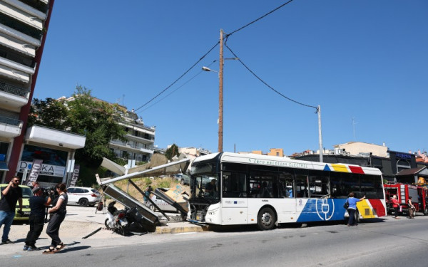 Θεσσαλονίκη: «Νομίζω ότι με είδε τελευταία στιγμή» - Τι λέει ο οδηγός του ΚΤΕΛ για τη σύγκρουση των λεωφορείων στη Νεάπολη