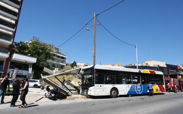 Θεσσαλονίκη: «Νομίζω ότι με είδε τελευταία στιγμή» - Τι λέει ο οδηγός του ΚΤΕΛ για τη σύγκρουση των λεωφορείων στη Νεάπολη