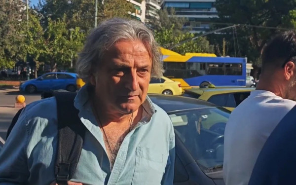 Στην Ευελπίδων ο υπνοθεραπευτής για την υπόθεση θανάτου του Γ. Μαζωνάκη - Η επίμαχη φωτογραφία και τα ερωτήματα για τις ιατρικές πρακτικές (βίντεο)