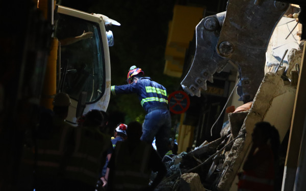 Έκρηξη στην Πλάκα: Χωρίς τις αισθήσεις της εντοπίστηκε γυναίκα - Συνεχίζονται οι έρευνες για τους άλλους 5 αγνοούμενους