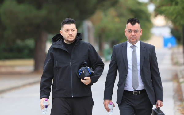 Δίκη για τα Τέμπη: «Εκτοξεύτηκα και βρέθηκα καρφωμένος σε μια λαμαρίνα» κατέθεσε επιζών