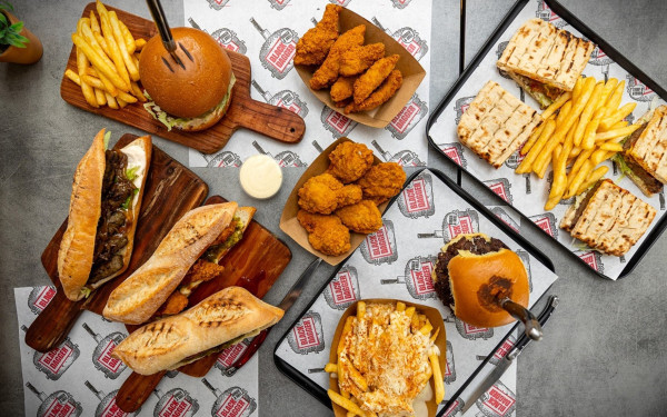 Black Dagger: Το … «μαύρο στιλέτο», σήμα κατατεθέν των burgers στη Δυτική Θεσσαλονίκη