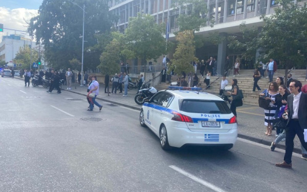 Εκκενώνεται το Δικαστικό Μέγαρο Θεσσαλονίκης μετά από τηλεφώνημα για βόμβα (βίντεο)