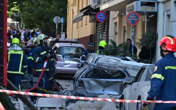 Αθήνα: Κατέρρευσε παλιά οικία μετά από έκρηξη στην Πλάκα: Απεγκλωβίστηκαν δύο γυναίκες - Ένας τραυματίας (βίντεο)