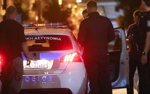 Λήξη συναγερμού στη Νίκαια: Η 44χρονη όμηρος άνοιξε την πόρτα στους αστυνομικούς