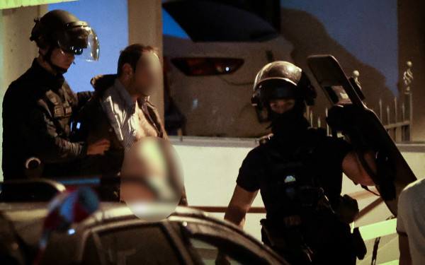 Λήξη συναγερμού στη Νίκαια: Η 44χρονη όμηρος άνοιξε την πόρτα στους αστυνομικούς