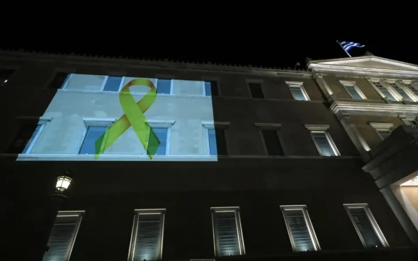 Η Βουλή των Ελλήνων φωταγωγήθηκε με τη «Χρυσή Κορδέλα» για τον παιδικό και εφηβικό καρκίνο