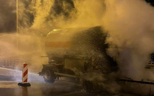 Συναγερμός στην Ιόνια Οδό: Φωτιά σε βυτιοφόρο με υγραέριο στο ύψος της Άρτας
