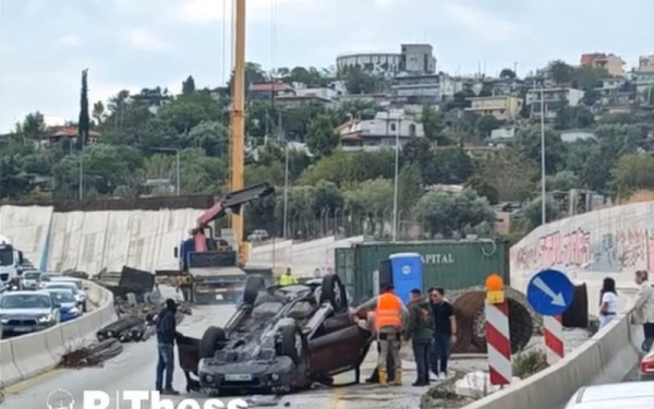 Θεσσαλονίκη: Τούμπαρε ΙΧ στον Περιφερειακό, μέσα στο εργοτάξιο του Flyover - Σώος ο 70χρονος οδηγός (βίντεο)