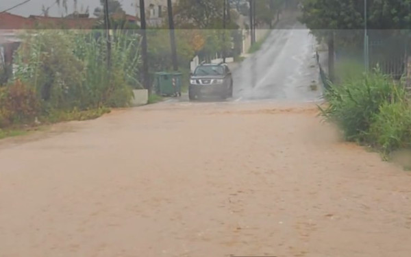 Κακοκαιρία: Άνοιξαν οι ουρανοί στη Σκιάθο - Έγιναν ένα με τη θάλασσα οι δρόμοι (βίντεο)