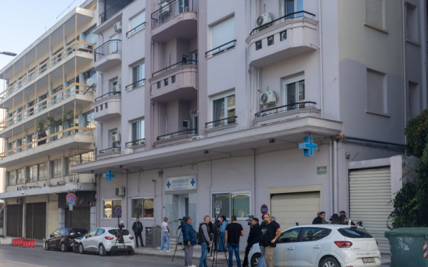 Ιδιωτική κλινική στη Θεσσαλονίκη: Αρχίζει η εκκένωση του χώρου και η ασφαλή απομάκρυνση των ασθενών, παρουσία δικαστικού επιμελητή