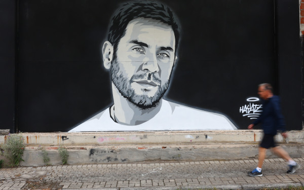 Ένας φωτεινός άνθρωπος στον μαύρο κόσμο μας: Ο Γιώργος Μαζωνάκης έγινε mural στη Θεσσαλονίκη