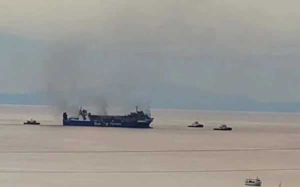 Σε ύφεση η πυρκαγιά στο Blue Carrier 2 - Σε εξέλιξη οι προσπάθειες να αποτραπεί η βύθιση του πλοίου