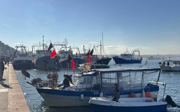 Θεσσαλονίκη: «Απόβαση» αλιέων με μηχανότρατες στον Θερμαϊκό - Ρίχνουν άγκυρα επ' αόριστον λόγω ενεργειακού κόστους (βίντεο)