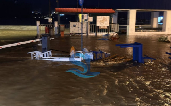 Κακοκαιρία: Άνοιξαν οι ουρανοί στη Σκιάθο - Έγιναν ένα με τη θάλασσα οι δρόμοι (βίντεο)