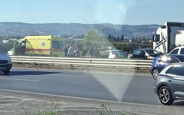 Θεσσαλονίκη: Τροχαίο ατύχημα στην Μουδανίων στο  ρεύμα προς τα Ανατολικά - Δύο άτομα παρέλαβε το ΕΚΑΒ